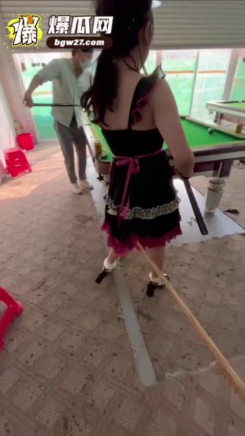 tốc váy em teen trong quán bi-a